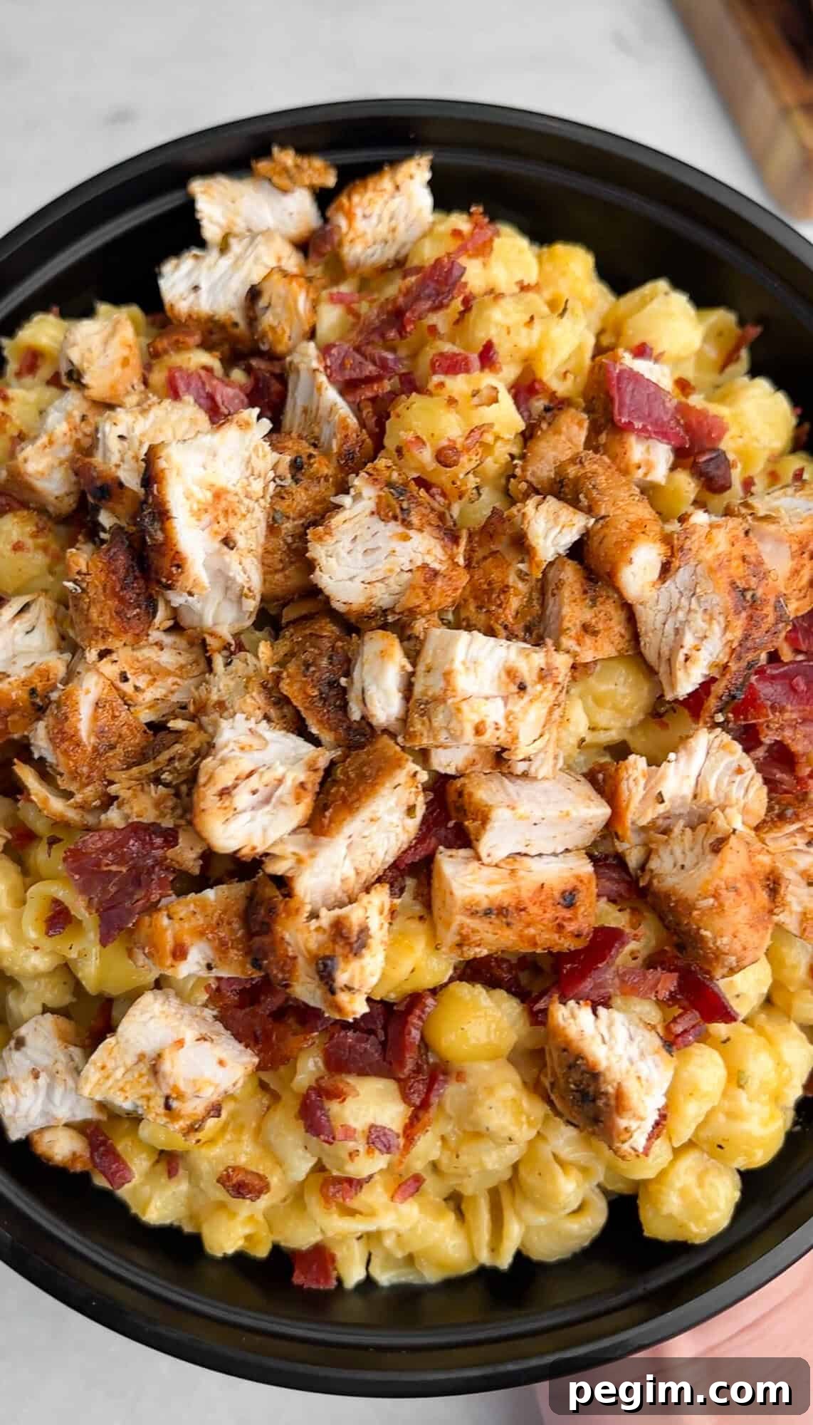mac and cheese topped with chicken and bacon