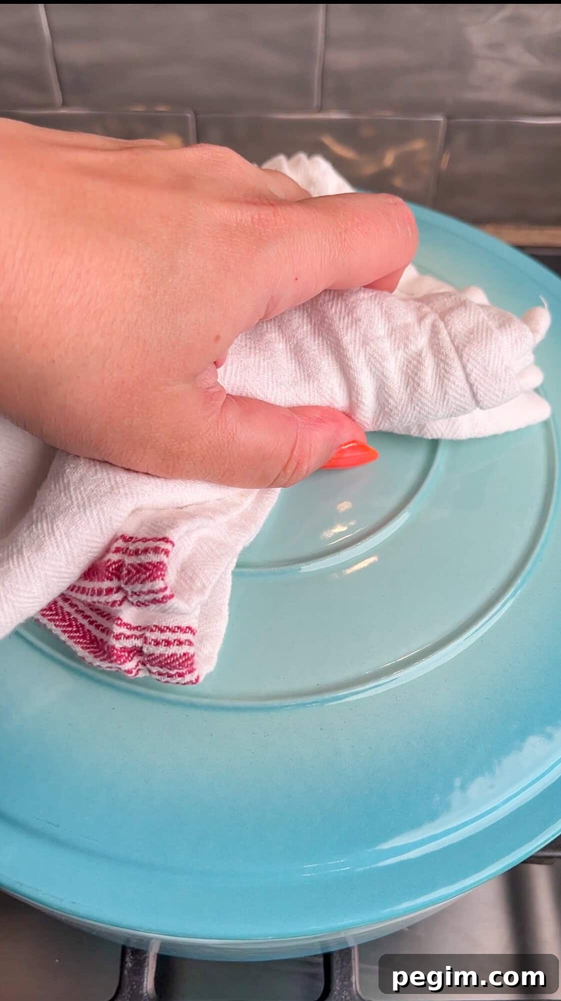 removing the pot lid from one pot mac and cheese