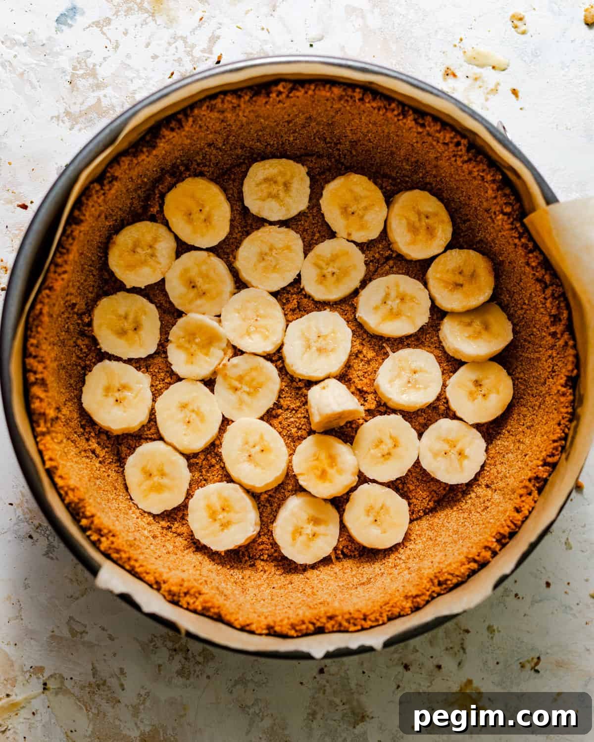 fresh sliced bananas placed on top of the brown butter graham cracker crust.