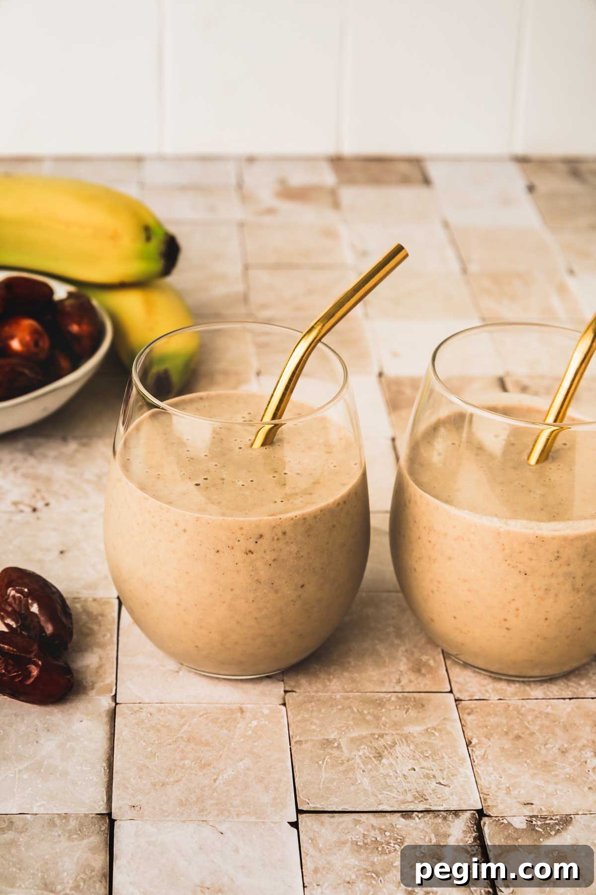 deux verres de smoothies aux dattes sur une table