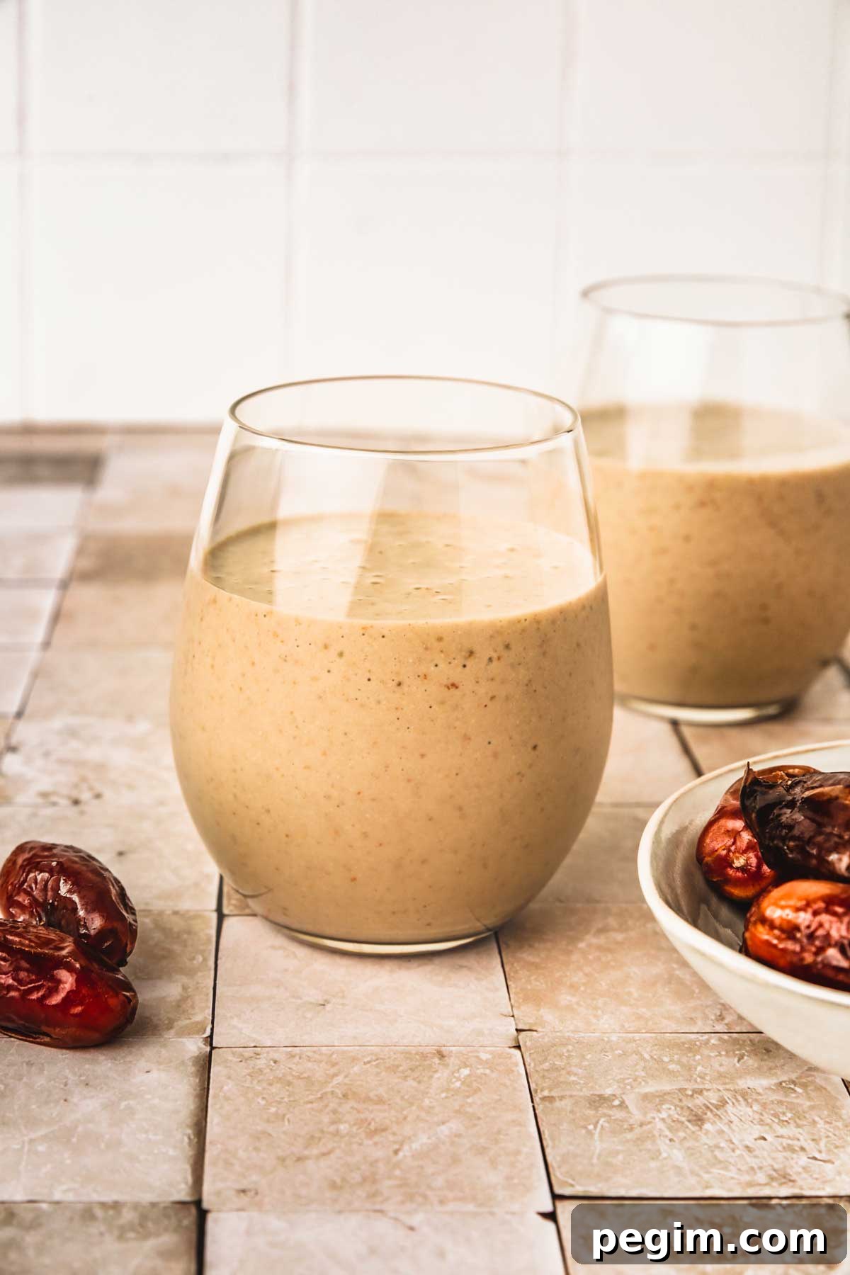 verre de smoothie datte sur une table