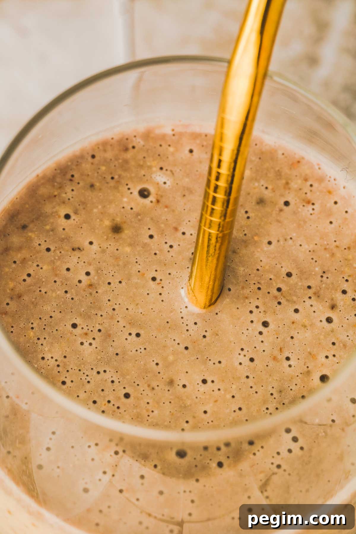 verre de smoothie dattes avec une paille