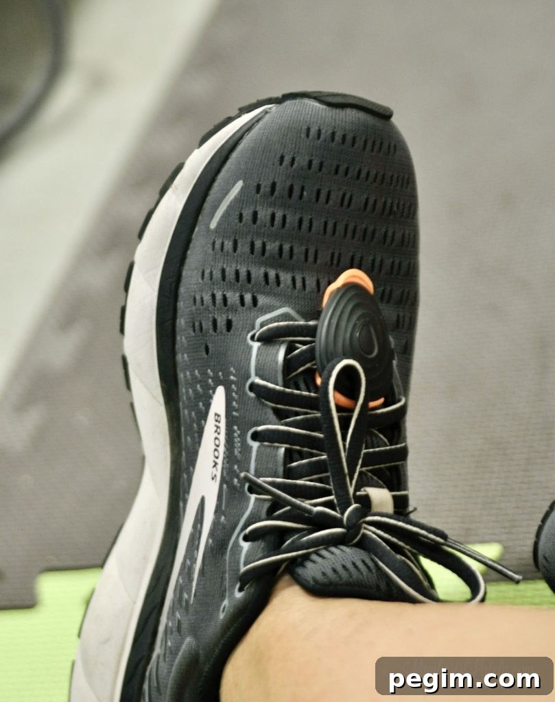 stryd pod on a pair of brooks sneakers.