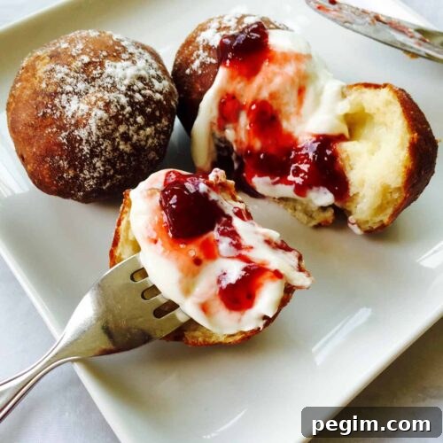 These jammy doughnuts are a simple and delicious treat to spruce up your day, sweet and easy to prepare desserts, no matter the occasion.