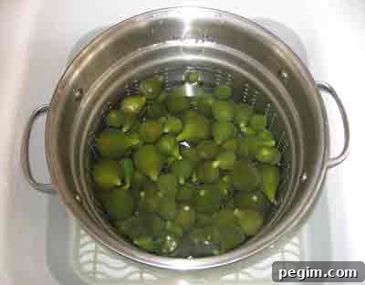 Cooling figs for greek fig spoon sweet sikalaki gliko.